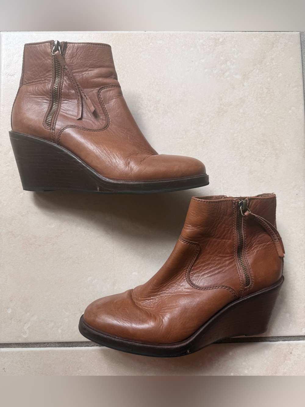 CLARKS Booties CLARKSDALE 2
Double Zipper Wedge Ankle Boots ZIP
Dark Tan